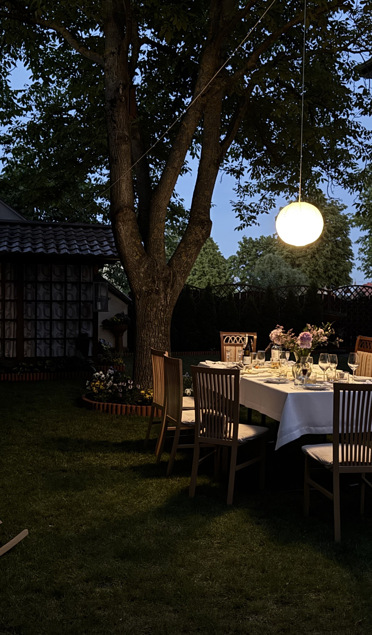 Garden private dining table set for an evening event on the Côte d’Azur